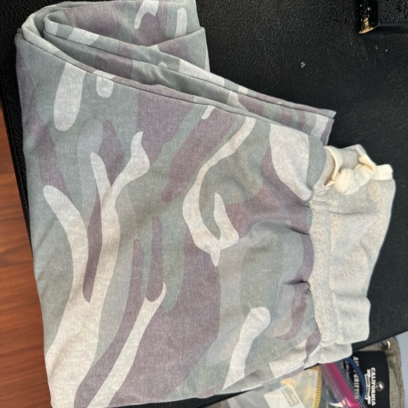 NEW! Never worn camouflage comfy joggers. Standout! - Picture 3 of 9